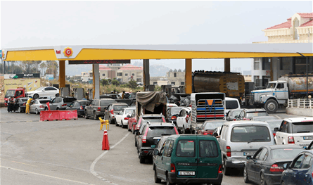 طوابير أمام محطات البنزين في لبنان.. ما القصة؟