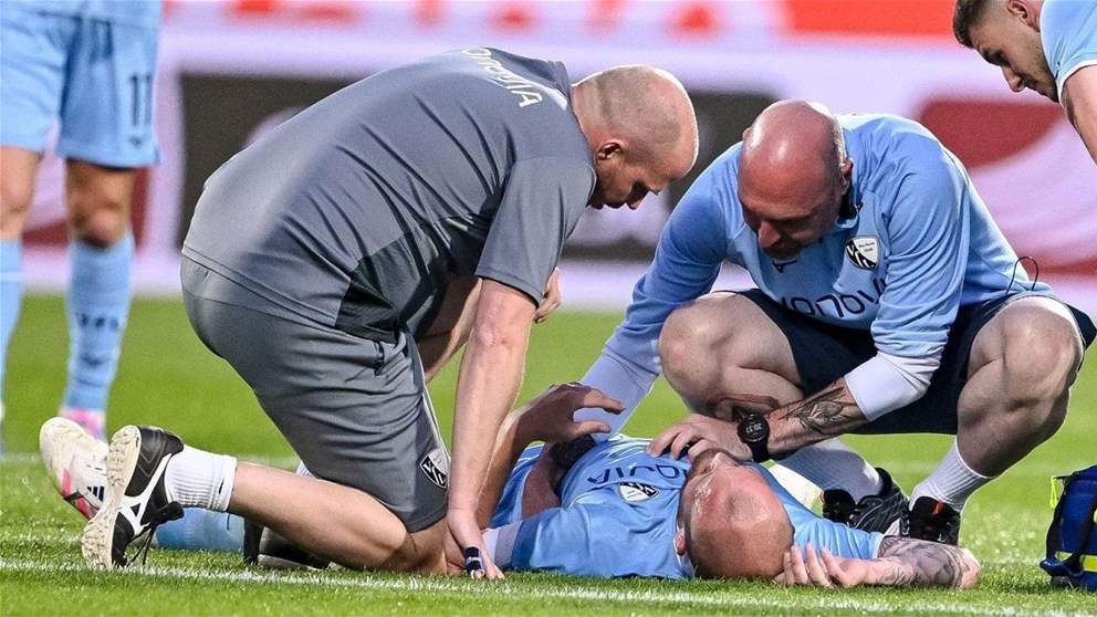 نقل لاعب كرة القدم إلى المستشفى متأثراً بإصابة “قد تهدد حياته”