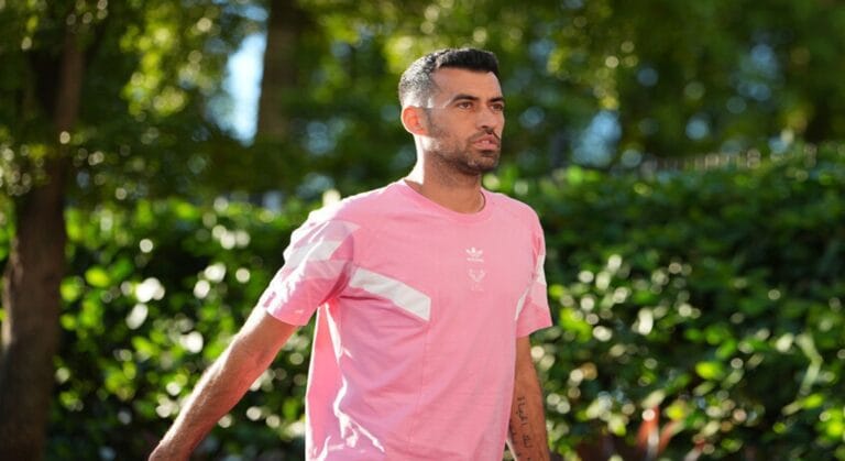 بوسكيتس يودع الملاعب بعد 17 عاما من الإنجازات