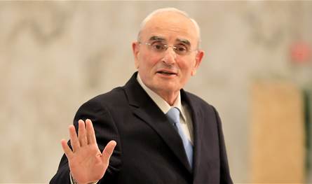 على رأس وفد.. وزير الدفاع يصل إلى السعودية