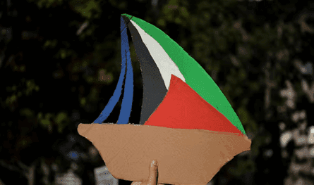 آخر سفن أسطول الصمود العالمي.. تواصل الإبحار نحو غزة