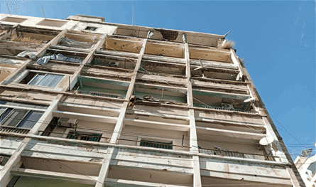 بالصور.. حجارة سقطت من منزل كادت أن تقتل طفلين