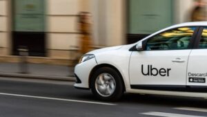 “أوبر” تستعد لإطلاق 100 ألف مركبة ذاتية القيادة