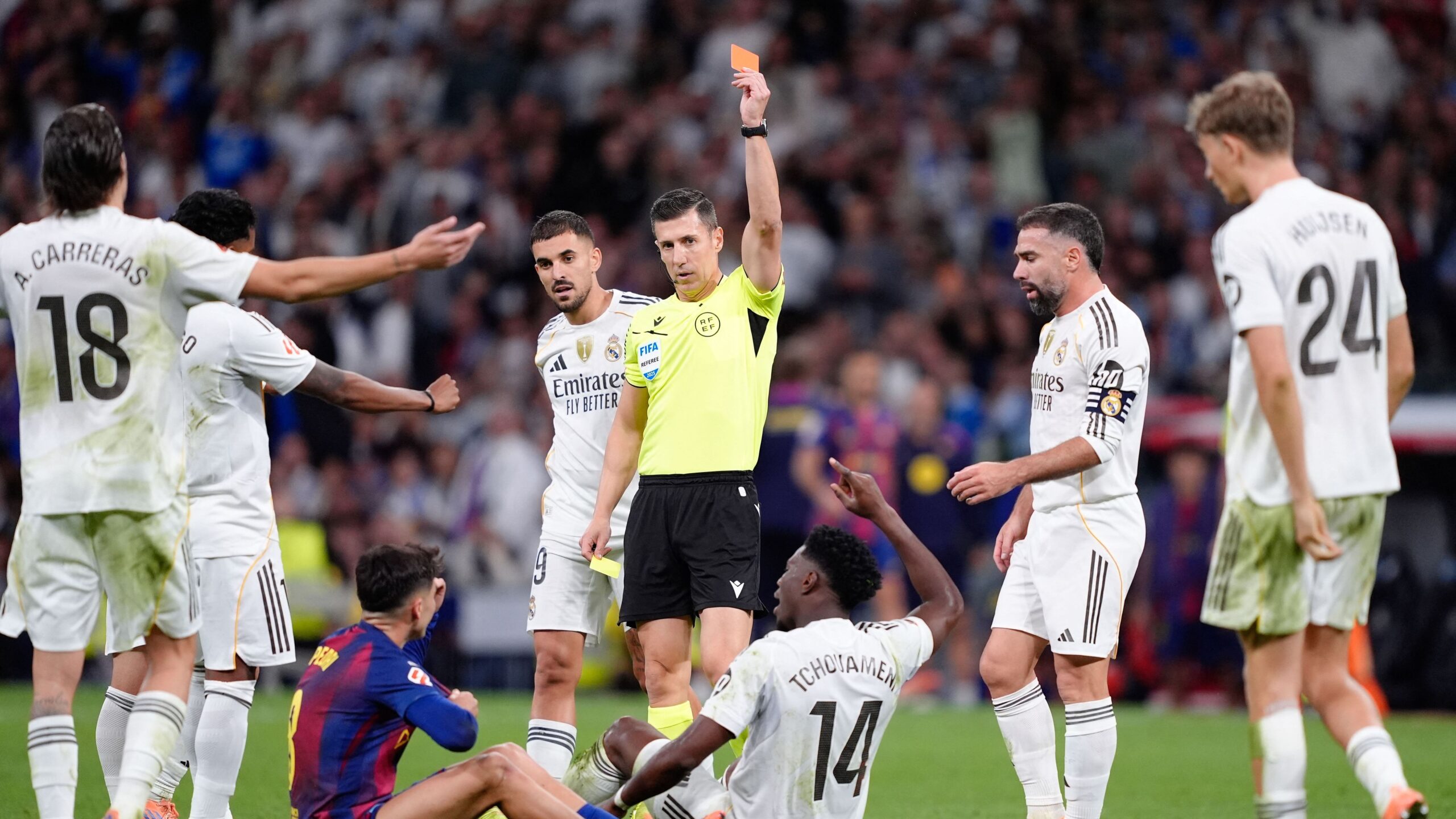 تداعيات الكلاسيكو تتواصل: هل يحالف التحكيم ريال مدريد؟