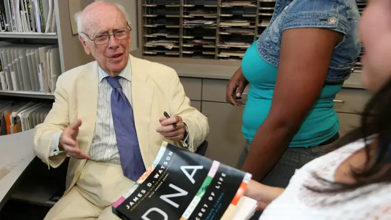 رحيل جيمس واتسون، أحد رواد اكتشاف الحمض النووي، عن عمر يناهز 97 عامًا