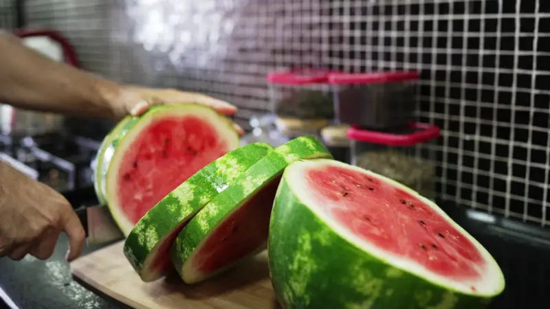 ما هي نسبة السعرات الحرارية الموجودة في فاكهة البطيخ؟