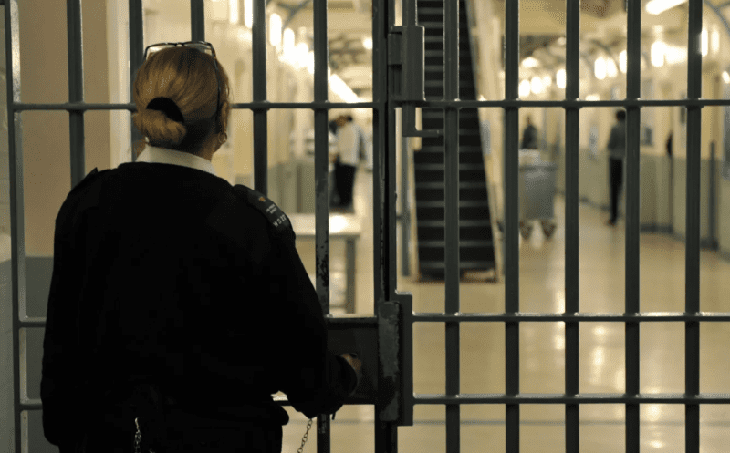 بريطانيا: إطلاق سراح 91 سجينًا “بالخطأ” يثير موجة استياء واسعة