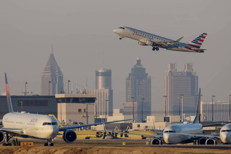 واشنطن تحذر بشدة: حركة الطيران الأمريكية على وشك “التوقف الكامل”!