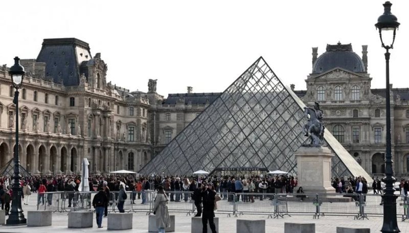 توسع قضية سرقة اللوفر: اتهام امرأة بالتآمر الجنائي