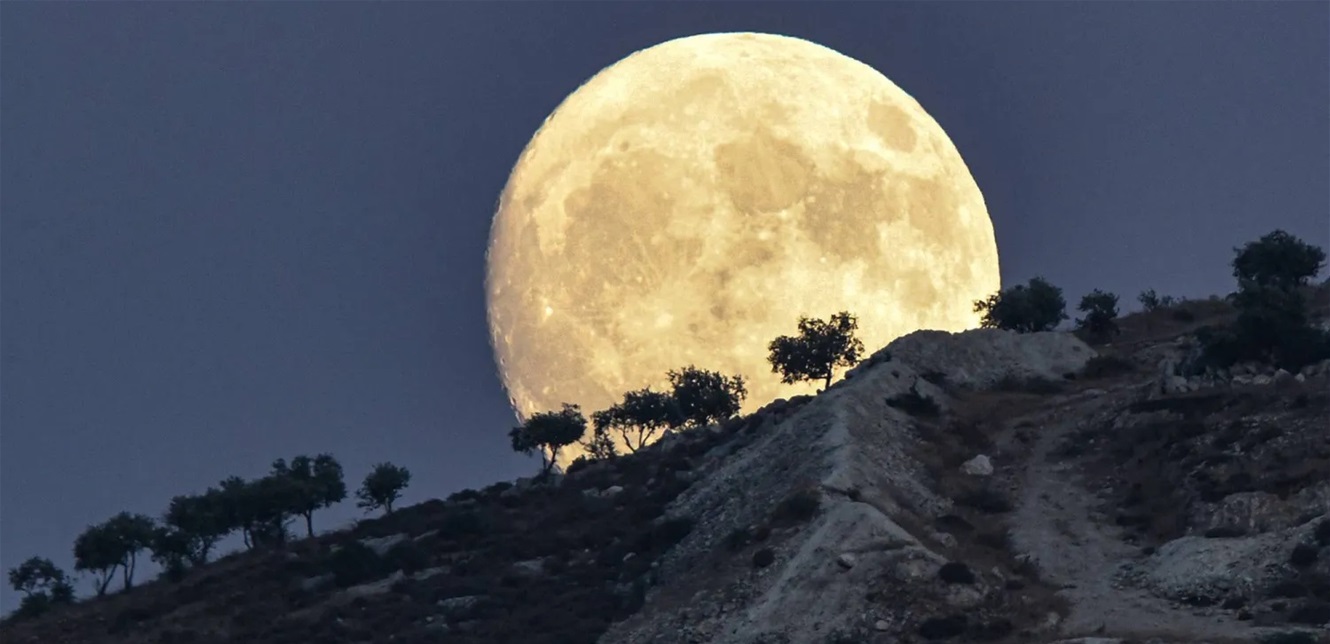 ظاهرة فريدة: القمر العملاق يزين سماء العالم يوم الأربعاء، ولن تتكرر قبل عام 2026