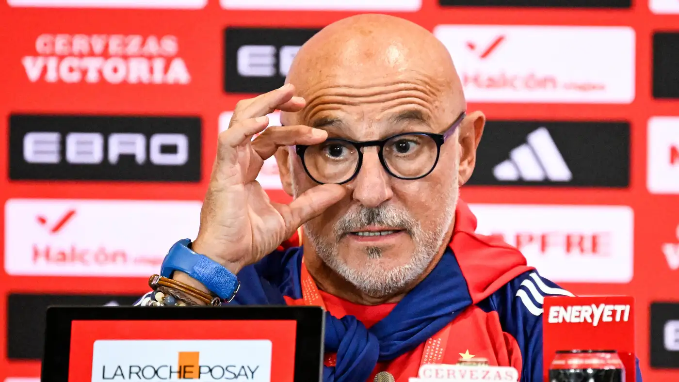 دي لافوينتي يجدد انتقاده: برشلونة لم يبلغنا بإصابة يامال.. وتجاهل فليك زاد من استيائي