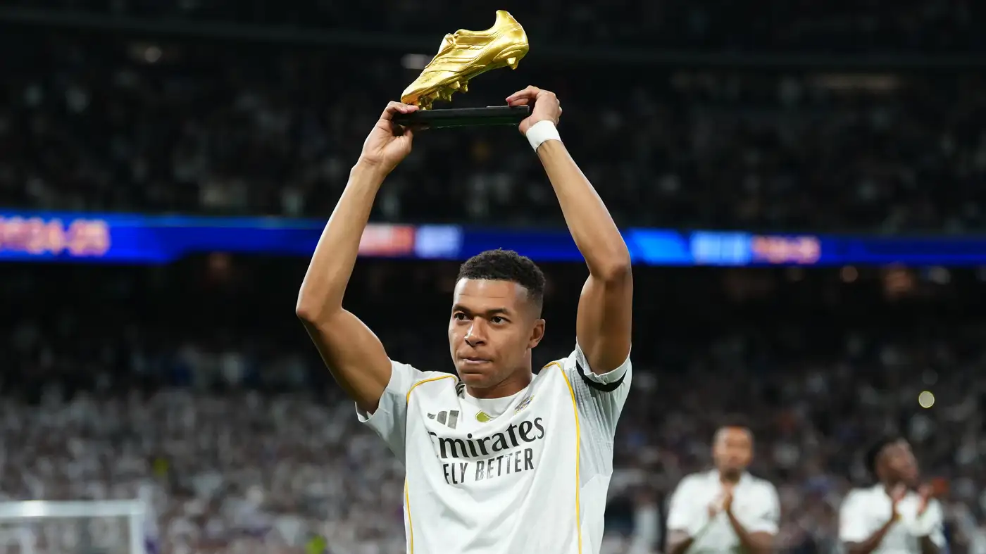 مبابي يستعرض جائزة “الحذاء الذهبي” أمام أنصار ريال مدريد