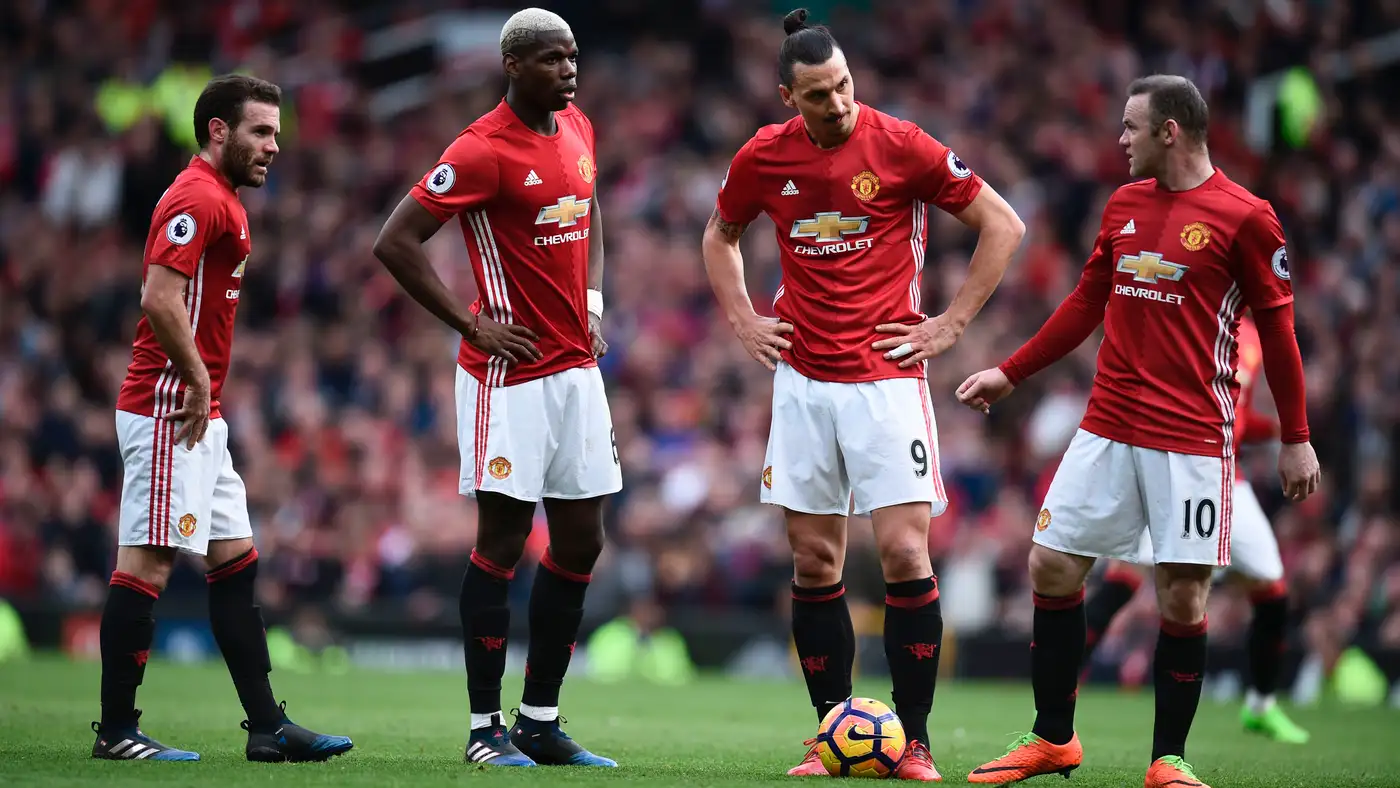 زلاتان في المقدمة: روني يكشف عن 3 تعاقدات ضخمة ألحقت الضرر بـ”يونايتد”