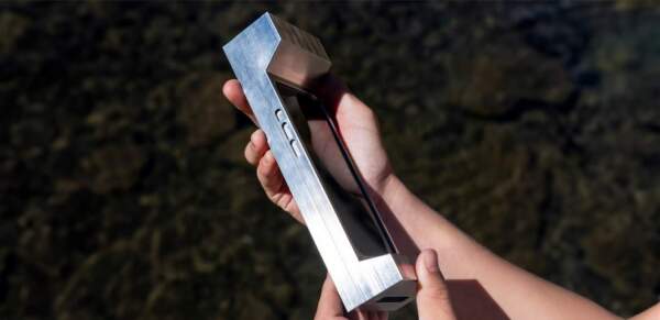 “حديد”: غطاء هاتف يثير الجدل كحل “غريب” للإدمان على وسائل التواصل!