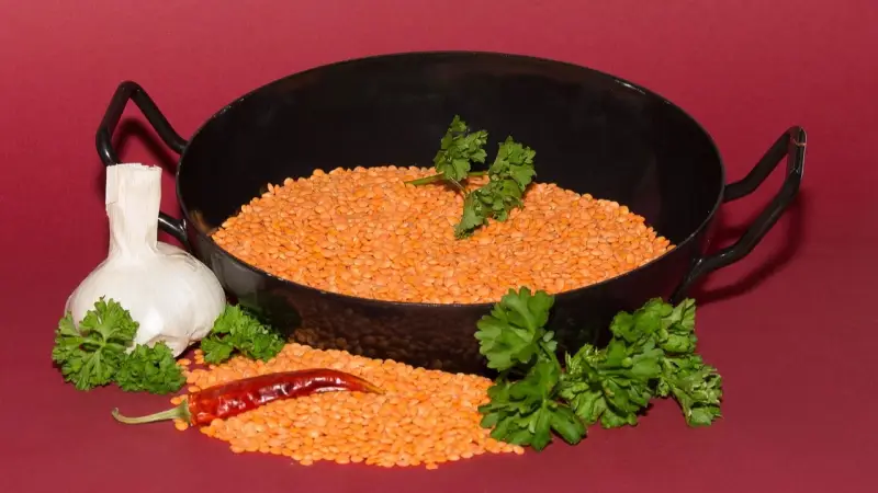 ما عدد السعرات الحرارية في 100 جرام من العدس المطبوخ؟