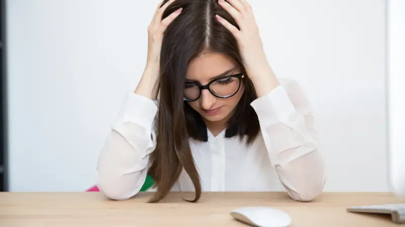 تأثيرات القلق: نظرة على الشابات وكيف يتأثرن