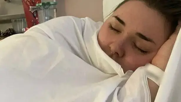 فتاة يختلّ نبضها لـ7 دقائق.. والدافع مفاجئ