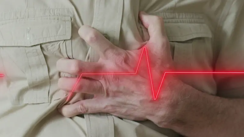 العلاقة بين انسداد الشرايين والنوبات القلبية: أعراض يجب الانتباه إليها