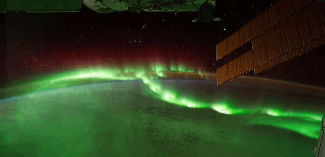 لغز “خرز الشفق”: موجات الراديو تكشف عن بداية العاصفة المغناطيسية