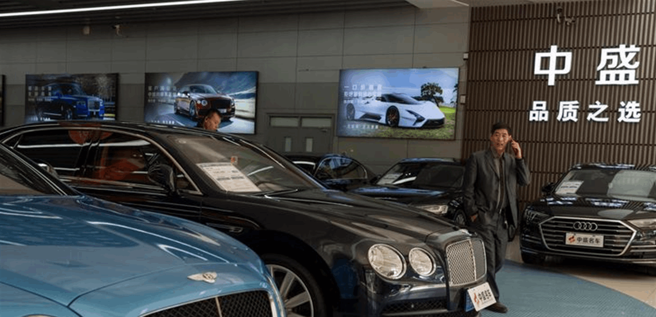 تراجع الإقبال على العلامات الفاخرة في الصين وسط منافسة من ماركات محلية أقل تكلفة