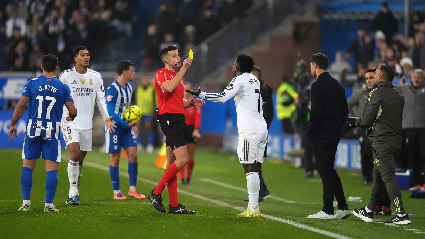 خبير تحكيمي يضع حدًا للجدل: هل كانت هناك مخالفة لصالح فينيسيوس ضد ألافيس تستوجب ركلة جزاء؟