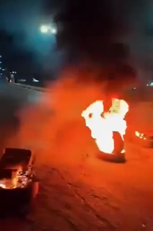 طرابلس: غضب شعبي وإغلاق طرقات ليلًا بسبب تردي الأوضاع