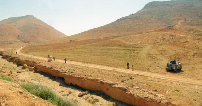 بعد عام على سقوط الأسد… حدود متفلّتة، شبكات تهريب ناشطة، وسلاح يتدفق نحو لبنان!!