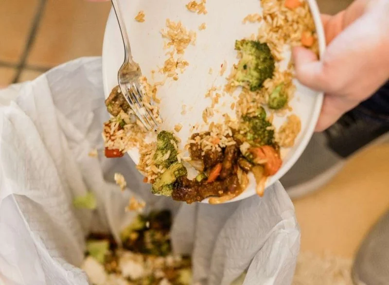 لبنان يتصدر قائمة الدول في إهدار الطعام: موائد الأعياد ممتلئة… و40% منها ينتهي في النفايات