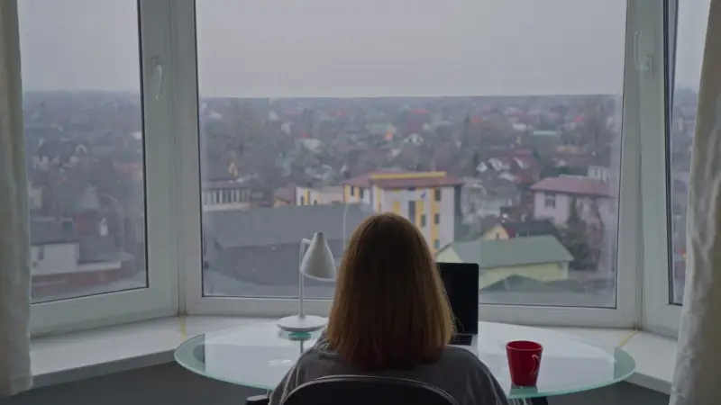 العمل عن بعد: هل يؤثر إيجاباً أم سلباً على الصحة النفسية؟