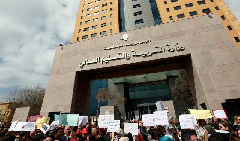 المعلمون يواجهون خطر الانهيار ويطالبون بضمان حقوقهم في قانون “الفجوة المالية”