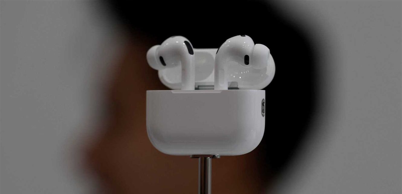 تكنولوجيا جديدة: “أبل” تحدث ثورة في عالم سماعات AirPods بتقنيات الذكاء الاصطناعي والكاميرات