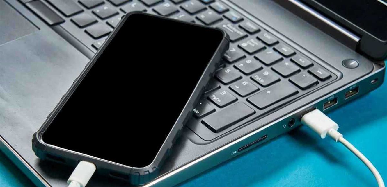 هل يؤثر شحن الجوال عبر الحاسوب المحمول سلبًا على عمر البطارية؟