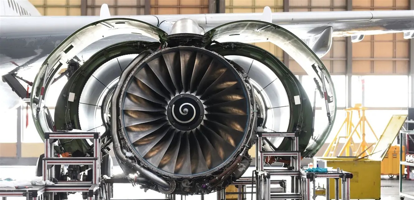 اختراع معدن "سحري" لأجنحة الطائرات أثناء التحليق