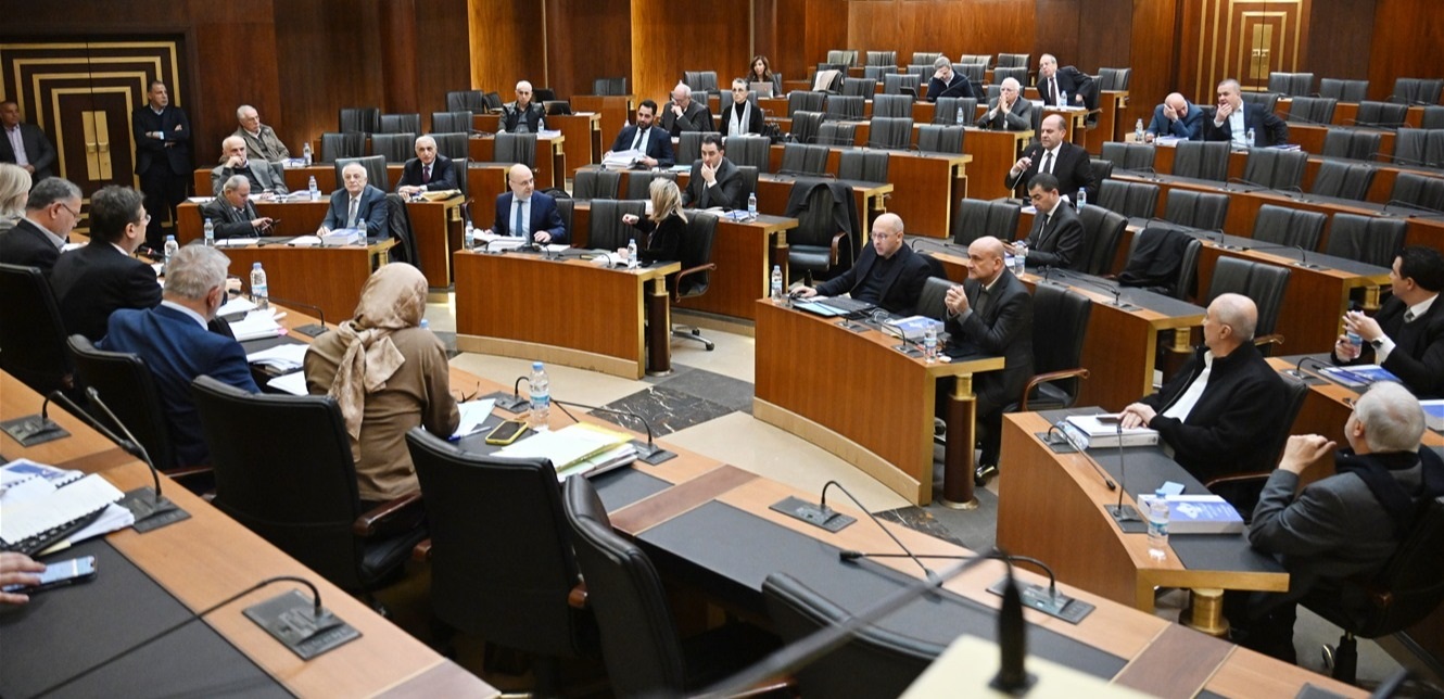 Parliamentary debate accompanies preparations for the budget debate and the continuation of the strike by public education associations.