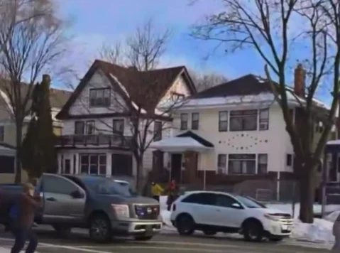 مأساة أثناء مطاردة مهاجرين: إطلاق نار من شرطي فيدرالي يودي بحياة امرأة