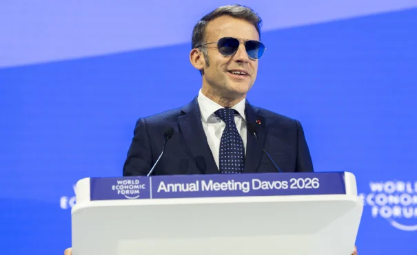 ماكرون يوضح سبب ارتداء نظاراته في “دافوس” بعد إثارتها الجدل!