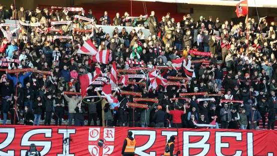 فرنسا تحت وقع صدمة: اغتيال رئيس سابق لنادٍ رياضي أثناء مراسم عزاء والدته