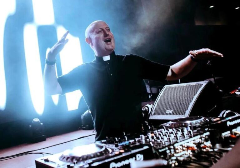 حفلة الكاهن ال “DJ” في ملهى ليلي تشعل الشارع: القضاء أمام اختبار المقدّسات