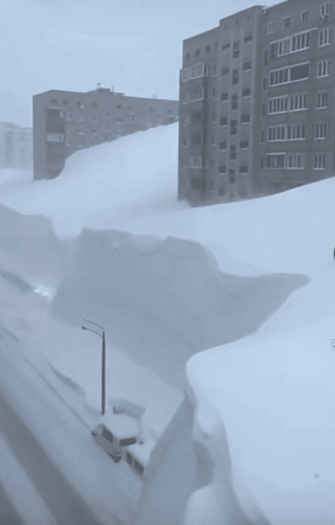 بالفيديو: سكان كامتشاتكا الروسيّة يتزلّجون فوق جبل من الثلج تجاوز ارتفاعه ال 20 مترا!!