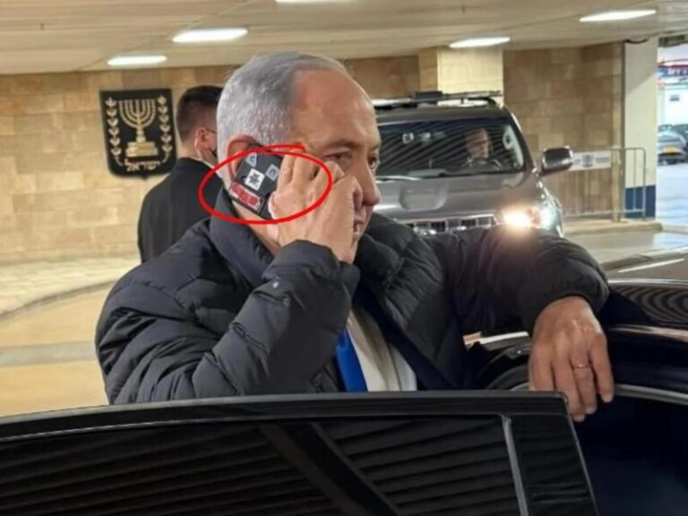لماذا غطّى نتنياهو كاميرا هاتفه؟
