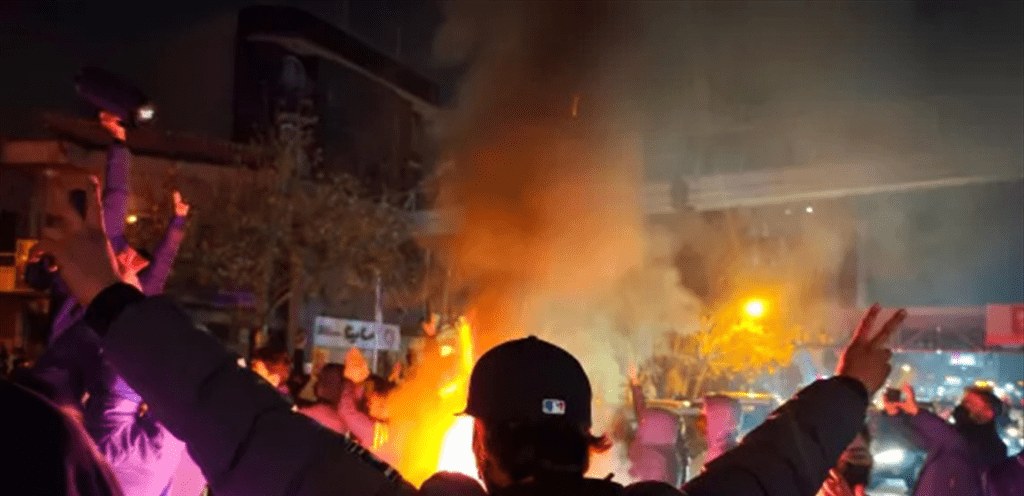 العالم على شفير الانفجار!! هل يضغط ترامب زرّ الضربة على طهران؟