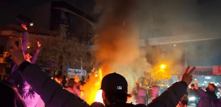 العالم على شفير الانفجار!! هل يضغط ترامب زرّ الضربة على طهران؟