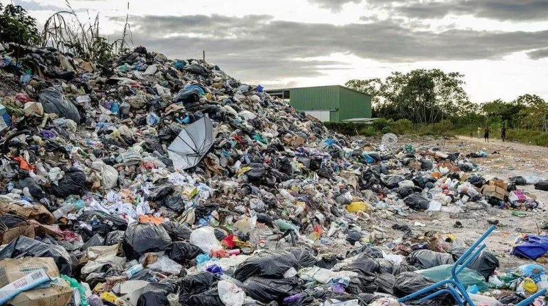 كارثة في الفلبين: انهيار مدمر لمكب نفايات يسفر عن ضحايا وعالقين تحت الأنقاض