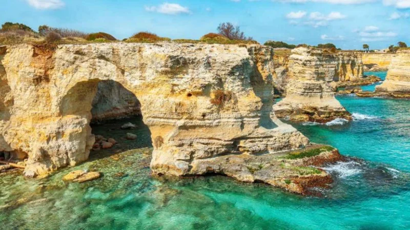 “هدية قاسية في عيد الحب”: سقوط قوس العشاق على شاطئ إيطالي