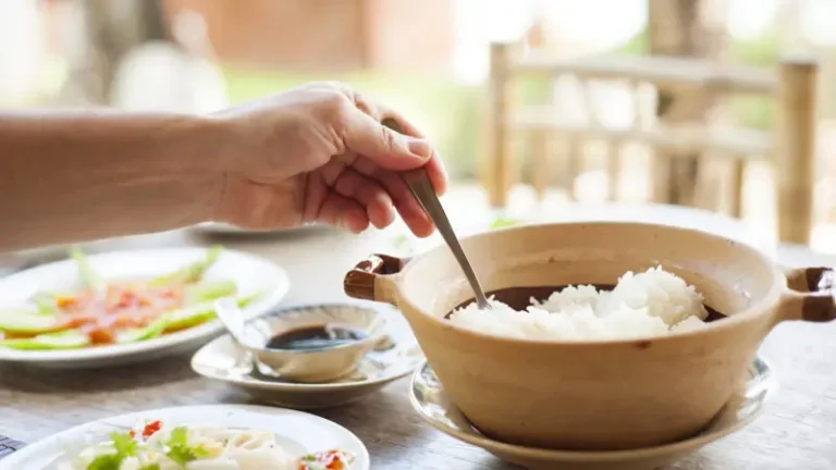 How many calories are in 100 grams of boiled rice?