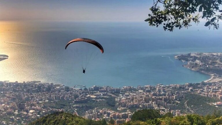 The Lebanese Air Sports Federation strengthens its control over paragliding and grants a license to the Harissa take-off platform.