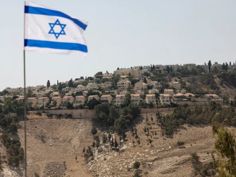 إسرائيل تواجه انتقادات حادة من 85 دولة وسط تحذيرات بشأن القانون الدولي