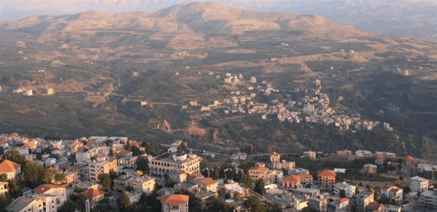 احترقت منازل وسيارات.. إشتباكات بين عائلتين في بلدة لبنانية بالأسلحة الرشاشة