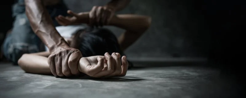 هربت في ذعر من بيتها.. اتهام لشخص بالاعتداء على طفلة