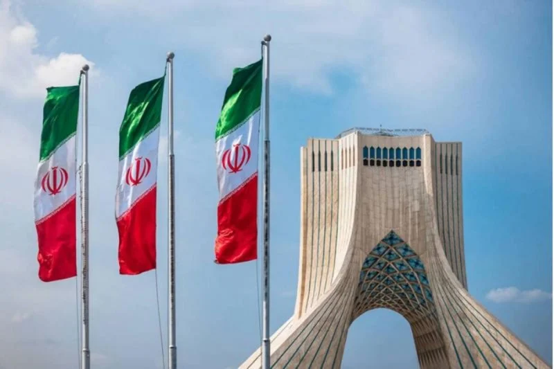 طهران تحدد موقفها من الحرب: “ندافع عن أنفسنا ونمد يد الصداقة للمنطقة”